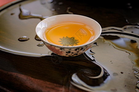 茶香四溢：茶叶功效，助你告别头疼烦恼
