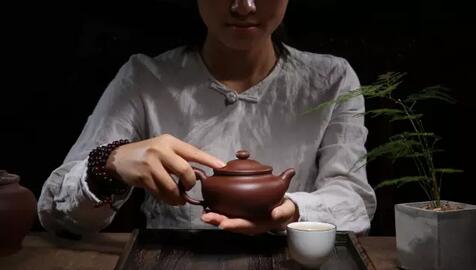 品茗红茶，享受冬日阳光般的温暖
